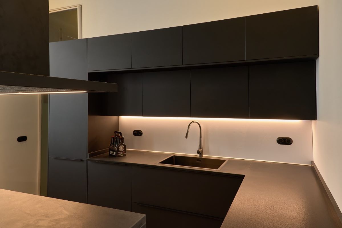 Ashton-Sensa-MoakBlack_Kitchen1